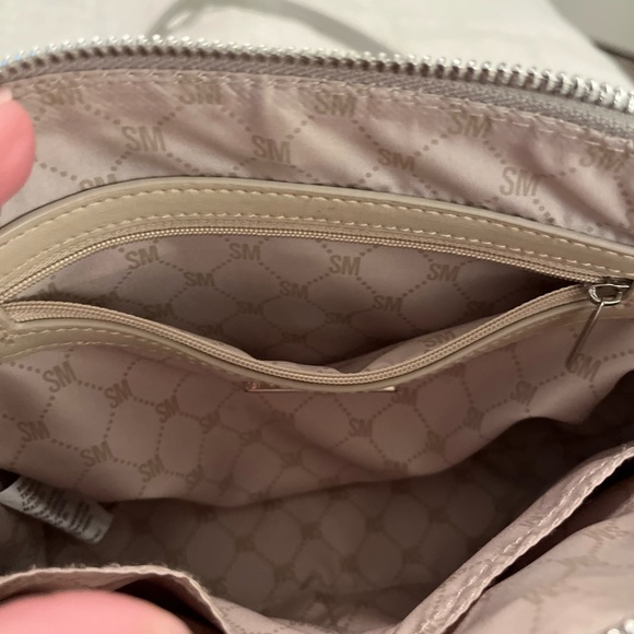 Steve Madden cross body grey purse pocket on back and 3 pockets - Picture 4 of 5